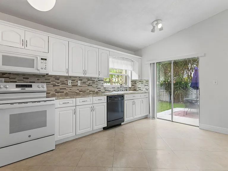 13945 Langley Pl — Photo 21