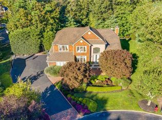 7 Saddle Brook Ct, Dix Hills, NY 11746