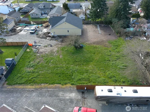 1105 W Pioneer Avenue, Puyallup, WA 98371