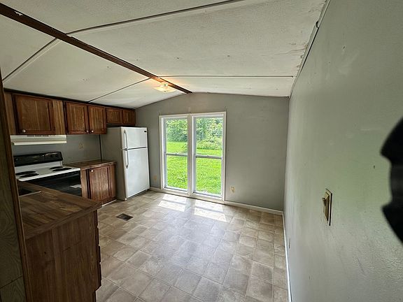 5th image of 366 College St