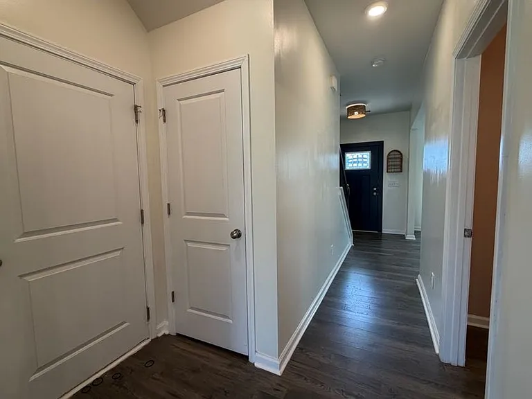 1097 Sapphire Dr — Photo 2