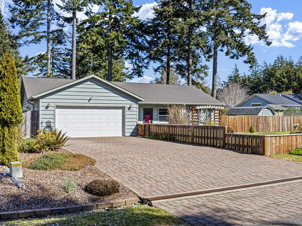 1155 12th Ct SE, Bandon, OR 97411