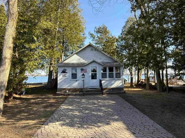 W4586 Buss Dr, Cecil, WI 54111