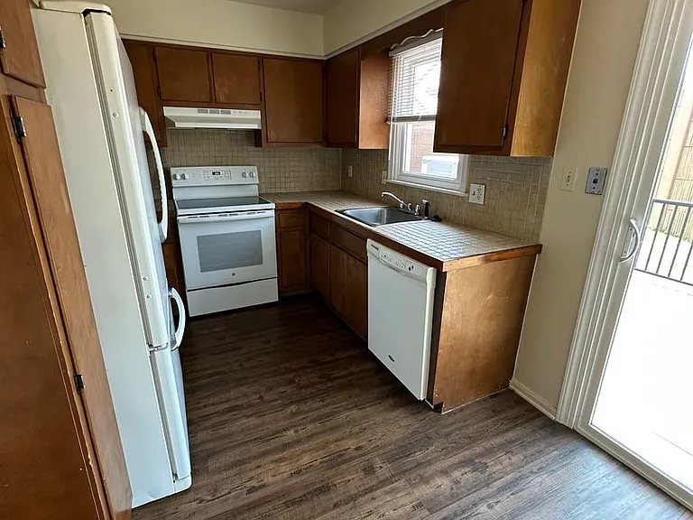 1285 Colonial Rd — Photo 3