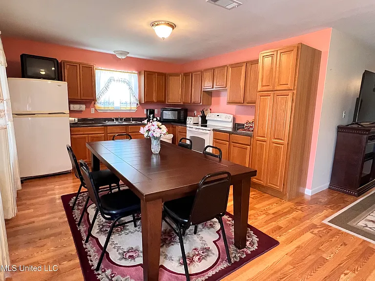 605 Victoria St — Photo 4