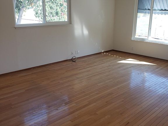 3rd image of 3525 Suncrest Ave