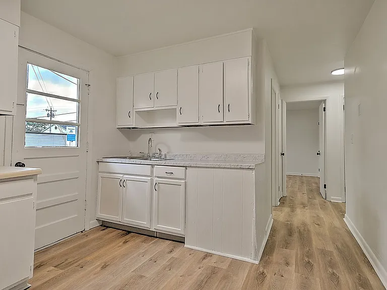 718 W G St — Photo 4