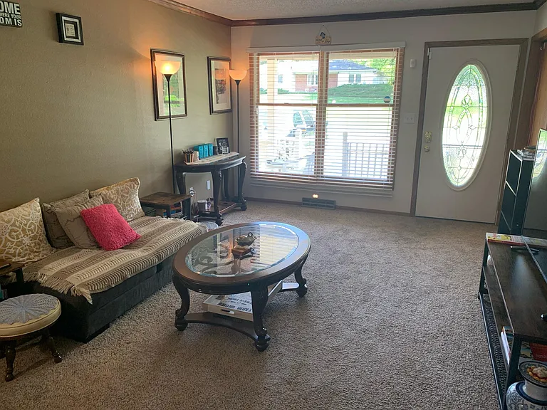272 S Hackett Rd — Photo 3