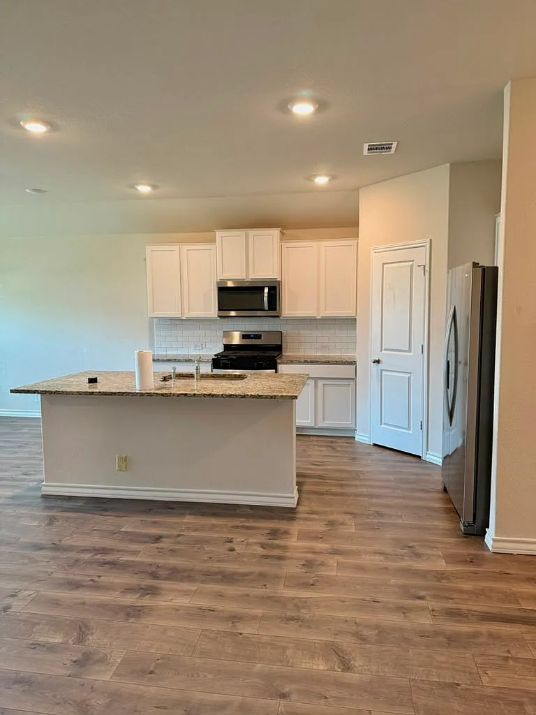 4 bed, 1683 sqft, $2,300 — Photo 3