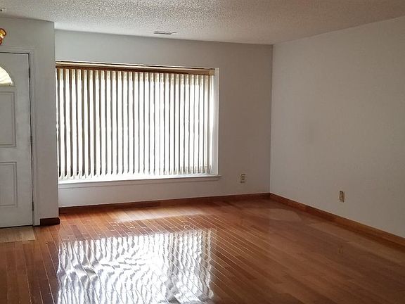 3rd image of 136 Baron Ln