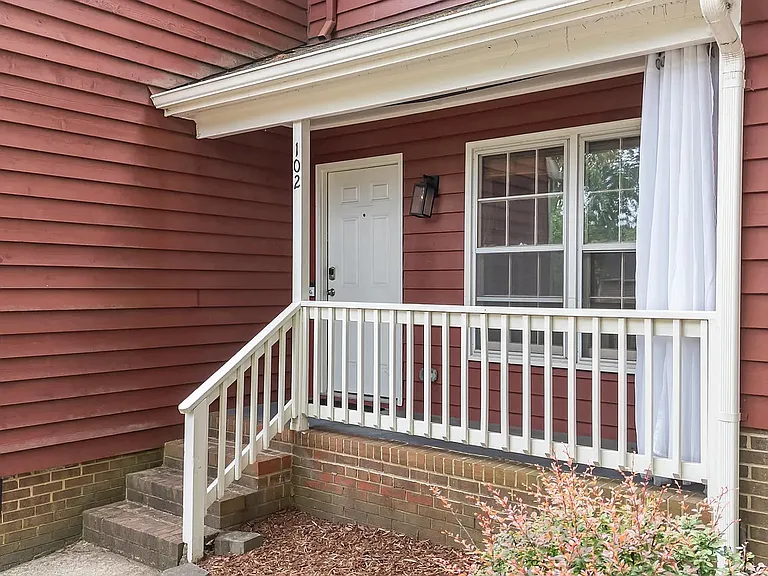 102 Shady Spring Pl — Photo 2