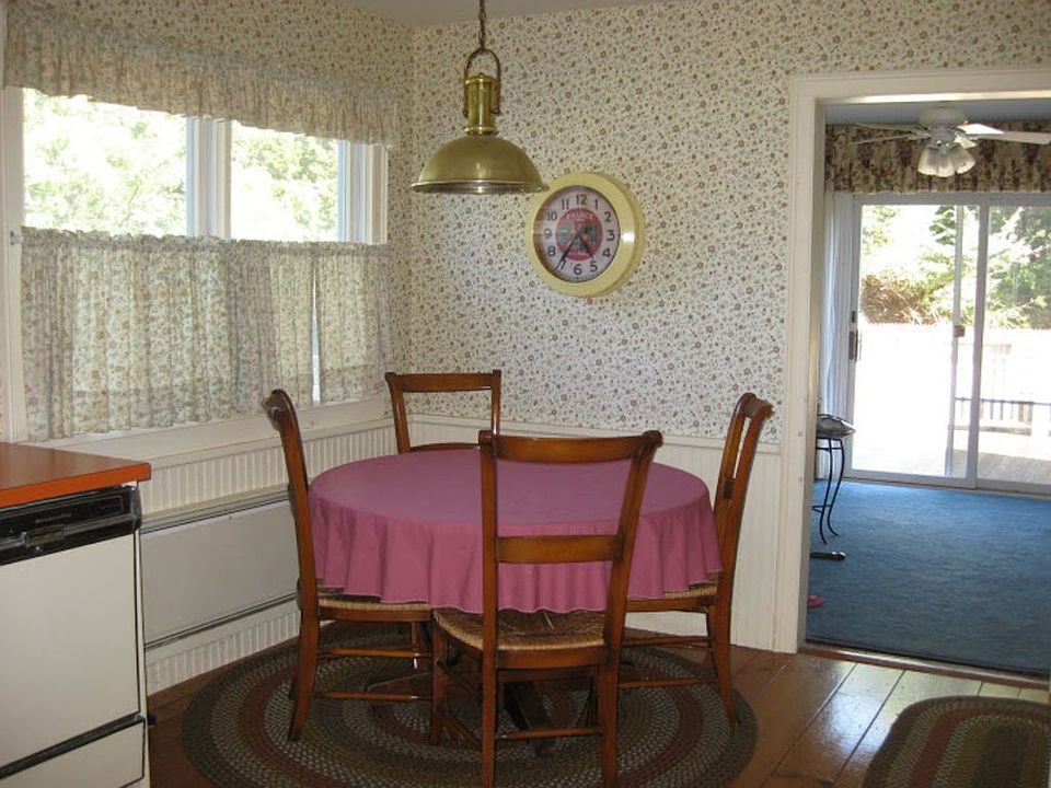 Eat-In Kitchen