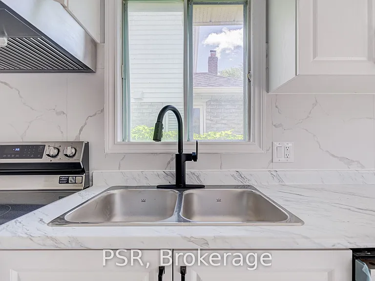 166 Adele Cres — Photo 21