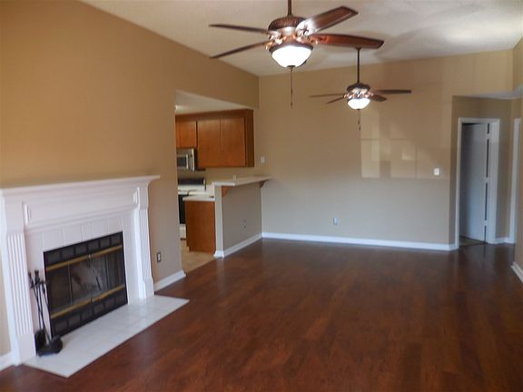 3rd image of 114 Forest Glen Dr