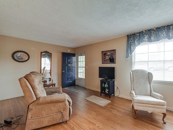 5th image of 285 Greens Lake Cir