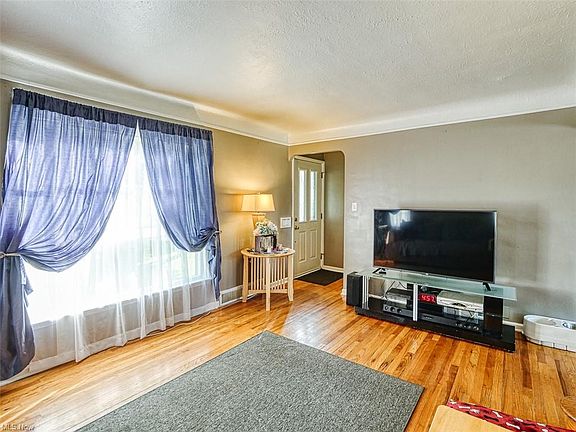 3rd image of 11154 Woodview Blvd