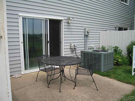 3rd image of 1111 S Newport Pl