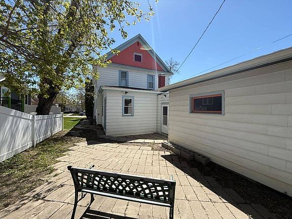 2nd image of 809 5th St NE
