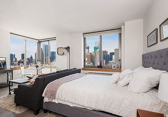3rd image of 35 W 33rd St APT 22A