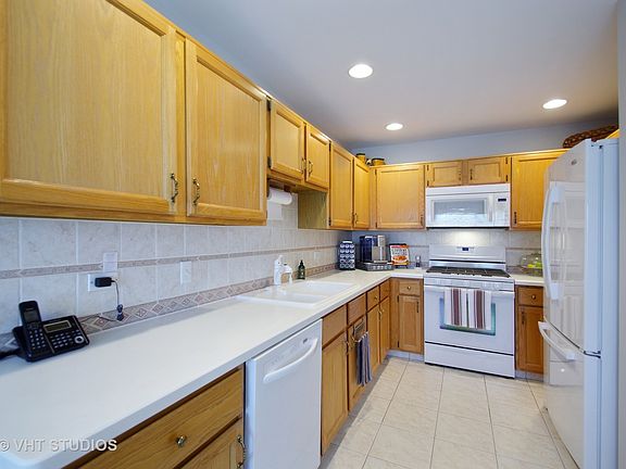 5th image of 7012 Lorel Ave