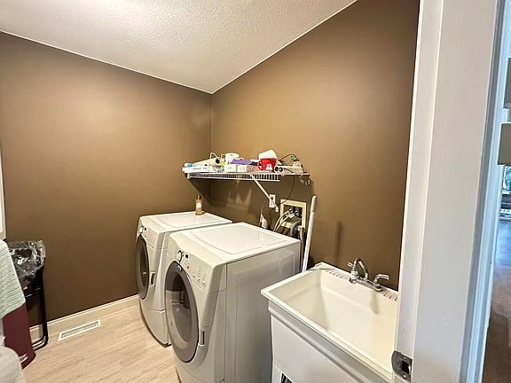 5th image of 37 Deerwood Pl