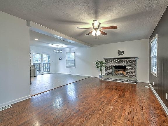 5th image of 128 Adrian Dr