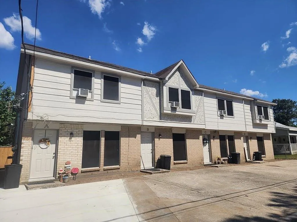 2 bed, 1.5 bath, 3905 sqft, $1,249 — Photo 2