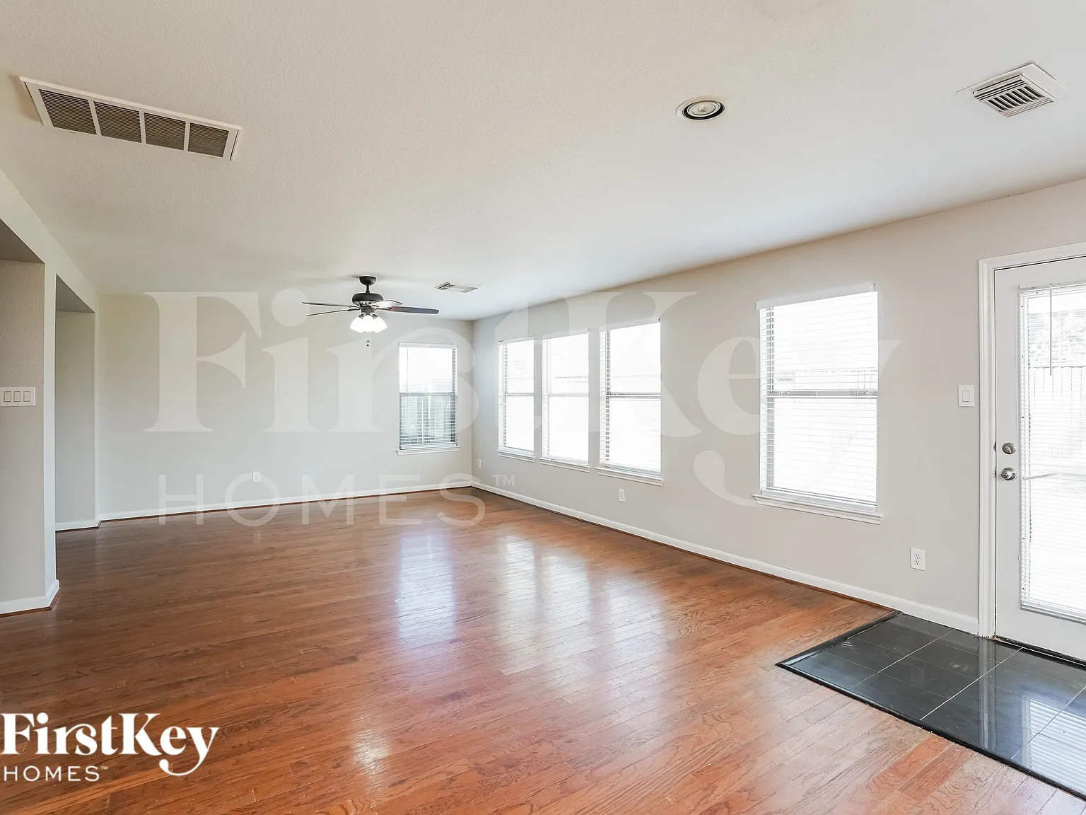 4 bed, 2.5 bath, 2989 sqft, $2,390 — Photo 4