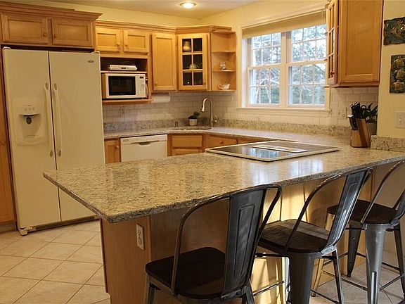 3rd image of 56 Fairview Dr