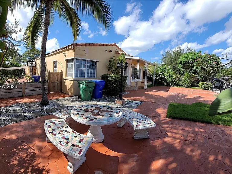 1662 SW 19th Ave — Photo 1