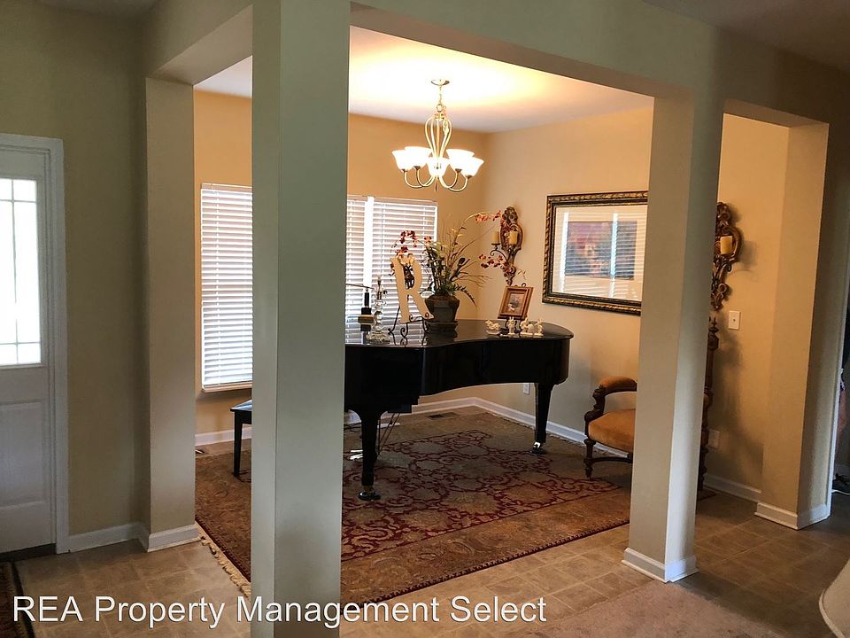1st image of 490 Garnet Hill Dr