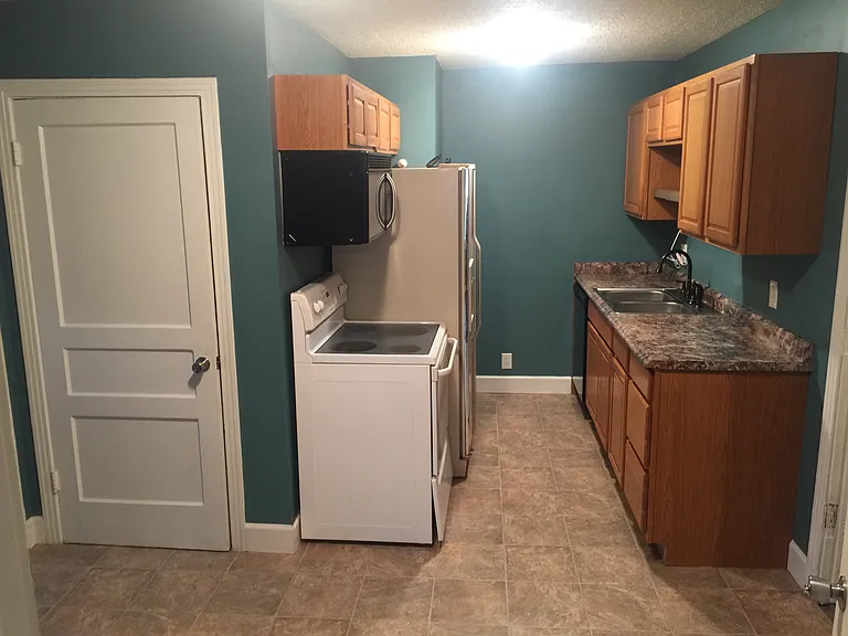 902 Gibson Dr — Photo 3