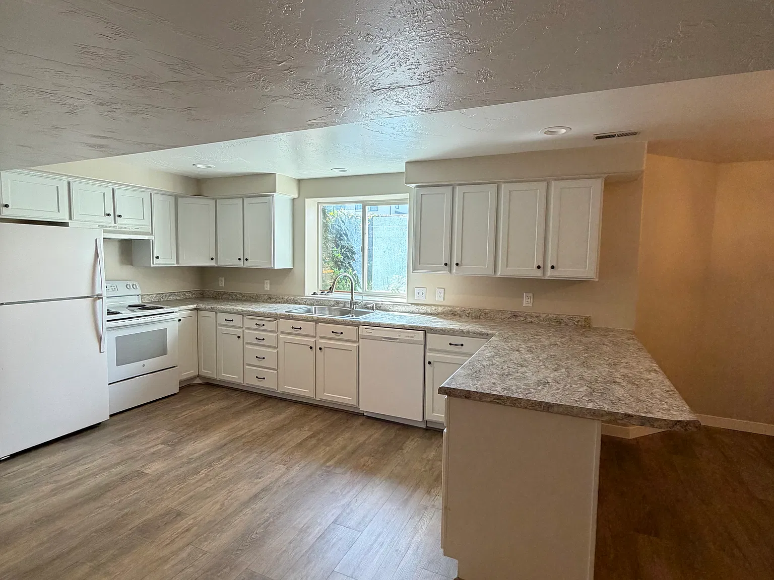 2 bed, 1800 sqft, $1,800 — Photo 1