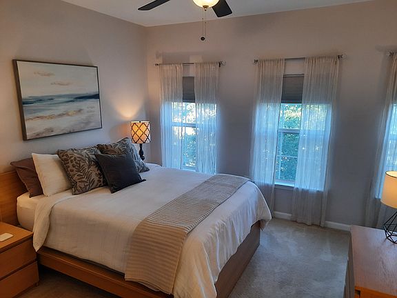 Large bright master bedroom.
New natural fiber bedding.