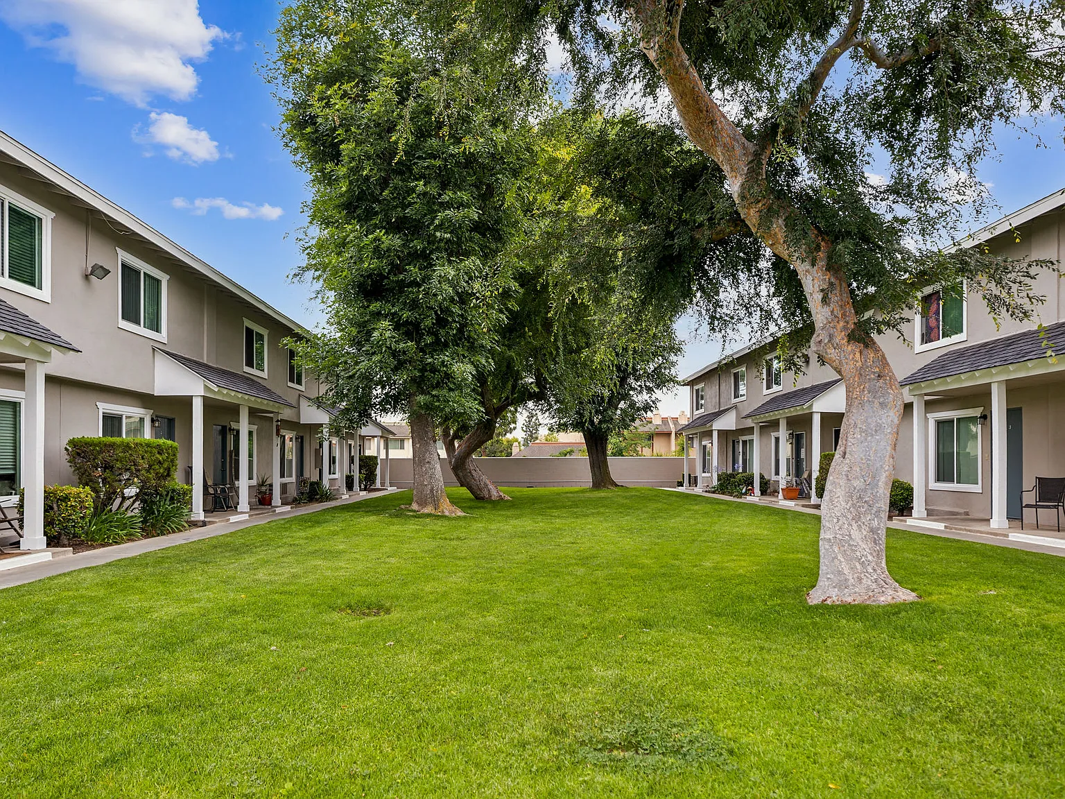Beachmont Apartments — Photo 1