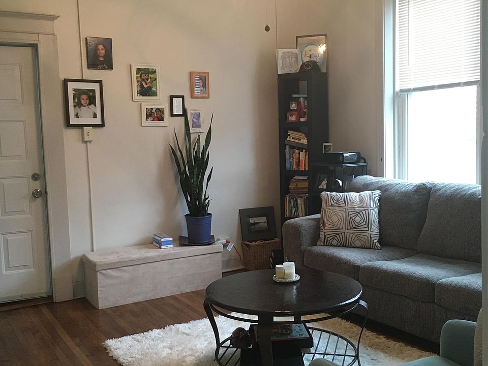 1st image of 852 N Hoyne Ave #3R