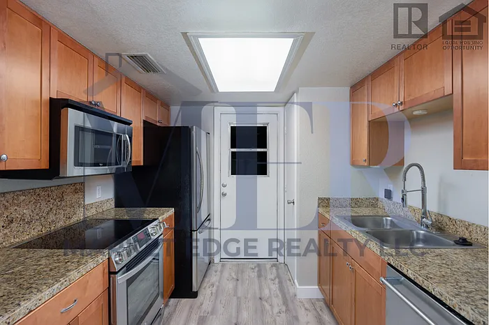425 E Marco Polo Rd — Photo 1