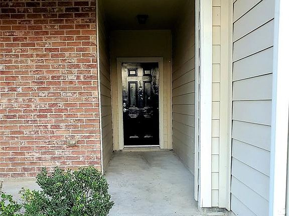 2nd image of 932 Sterling Creek Cir