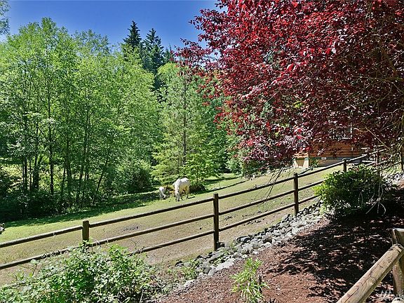 4th image of 5581 NE Fox Glove Ln