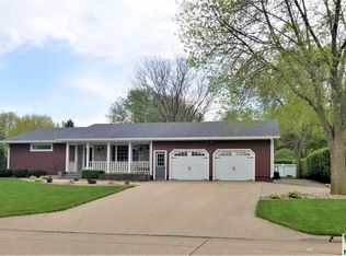 645 6th St NW, Sioux Center, IA 51250