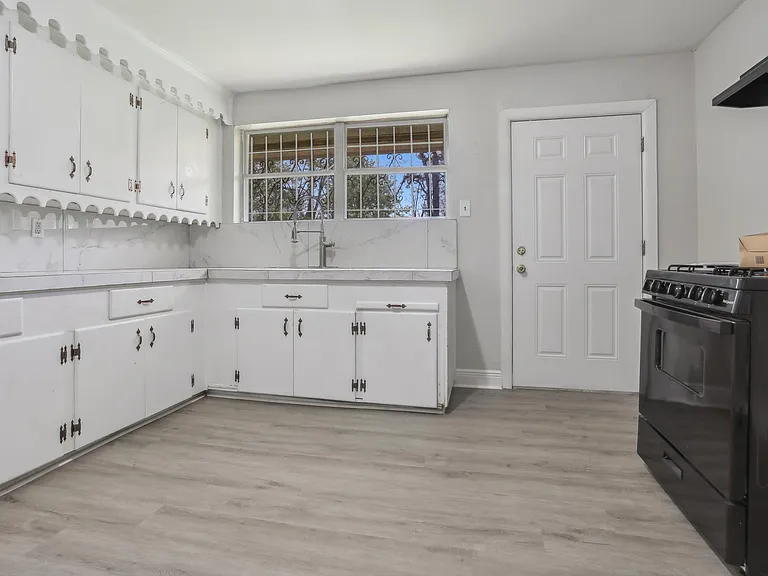 4624 Wells St — Photo 3