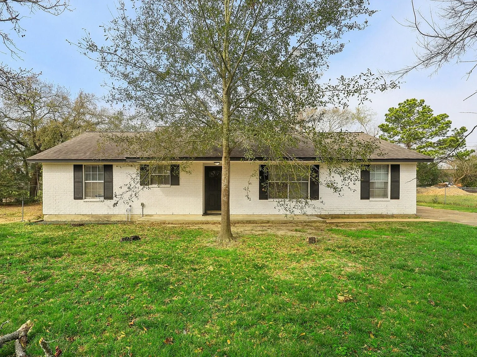3 bed, 2.0 bath, 1690 sqft, $2,400 — Photo 3