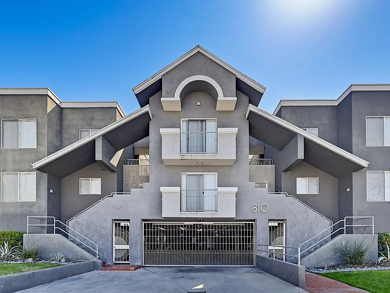 810 Crenshaw — Photo 2