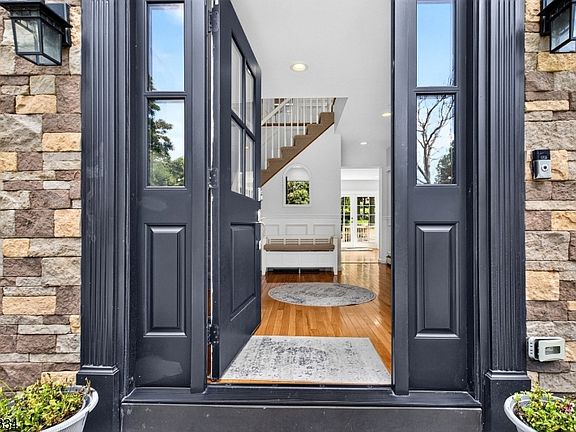 5th image of 8 Cross Oak Ln