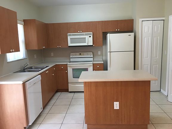 5th image of 1700 SE 31st Ct #1700