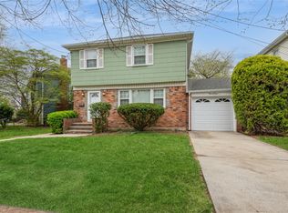 38 Floral Pkwy, Floral Park, NY 11001