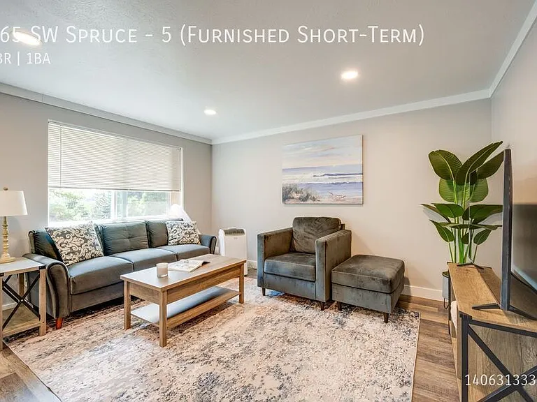 165 SW Spruce St #5 — Photo 2