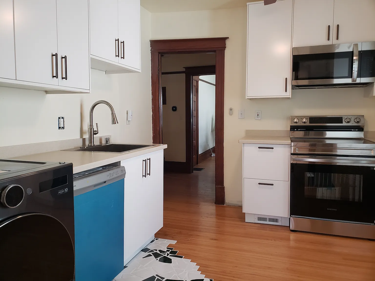 2 bed, 880 sqft, $1,695 — Photo 2