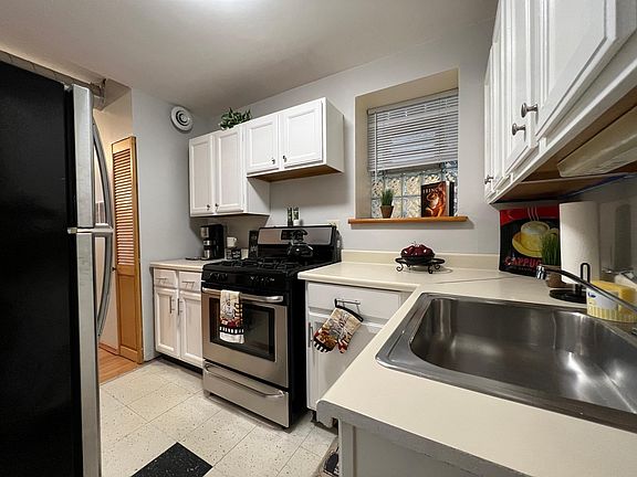 3rd image of 1214 N Paulina St APT 1F