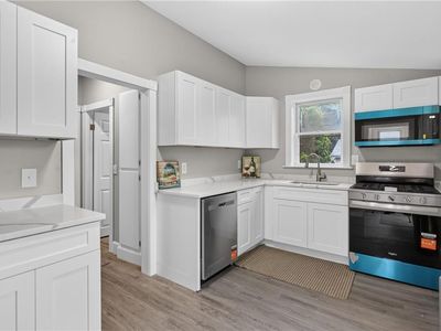 91 Ash St, Warwick, RI, 02888